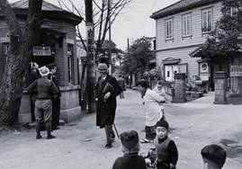 http://www.tokyoartbeat.com/tablog/entries.en/wp-content/uploads/2010/01/parallel-universes-1.jpg