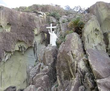 長崎・五島、世界遺産の旅⑨：岩の奥に隠れた海蝕洞窟に潜伏したキリシタン洞窟の信者たち | 政治、現代史、進化生物学、人類学・考古学、旅行、映画 ...