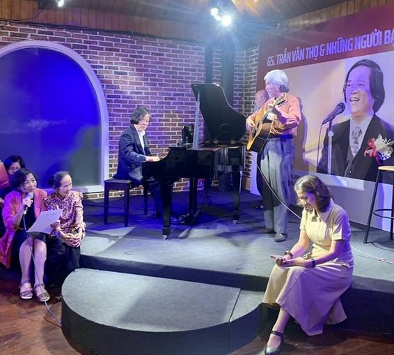 C� thể l� h�nh ảnh về 6 người, k�n oboe, đ�n hạc, đ�n violin, k�n clarinet, đ�n accordion, s�o, piano v� văn bản