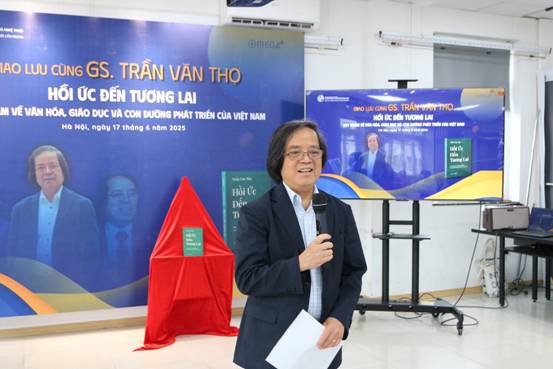C� thể l� h�nh ảnh về 4 người, ph�ng tin tức v� văn bản