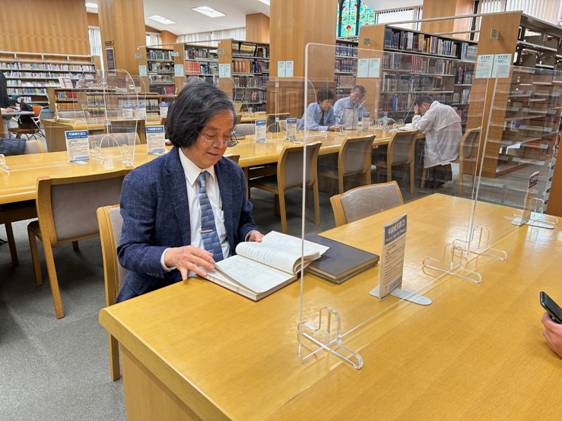 図書館のテーブルに座っている男性AI によって生成されたコンテンツは間違っている可能性があります。