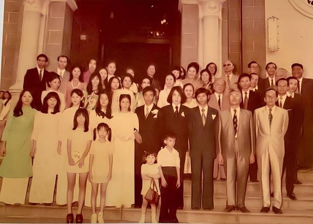 13人、立っている人の画像のようです
