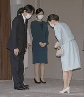 スーツを着ている女性たち低い精度で自動的に生成された説明