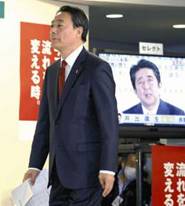 開票センターに入る民主党の海江田代表（１４日午後１０時２７分、民主党本部で）＝吉岡毅撮影