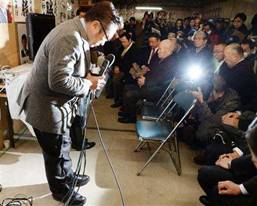 渡辺氏事務所を家宅捜索 東京地検特捜部: 落選し支援者らに謝罪する渡辺喜美（無所属）氏＝１４日夜、栃木県那須塩原市（宮川浩和撮影）