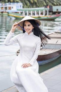 Tiểu Vy h�a nữ thần khi diện �o d�i trắng v� t�c d�i xo� ngang vai